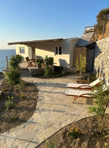 Tinyhouse with seaviw and garden in front