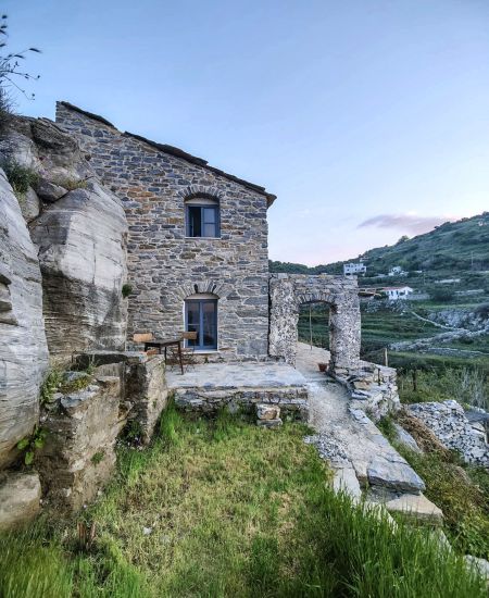 Traditionelles Steinhaus Ikaria, flat kafeneio from oustide