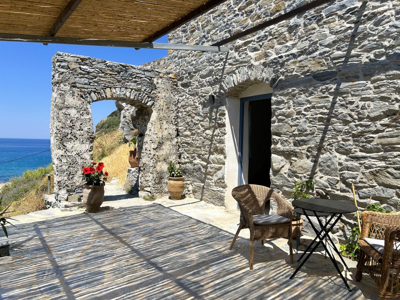 Terrasse mit Meerblick auf die Bucht von Fytema