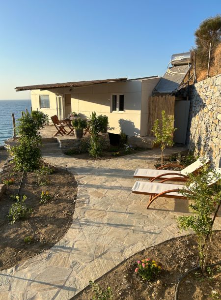 Tinyhouse with seaviw and garden in front